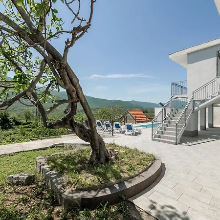 Vacation House With The Pool Near River Cetina *