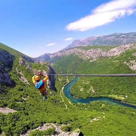Vacation House With The Pool Near River Cetina 别墅 *