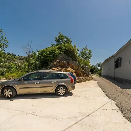 Vacation House With The Pool Near River Cetina 别墅 *
