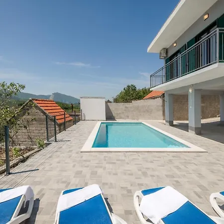 Vacation House With The Pool Near River Cetina 别墅