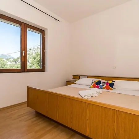 Vacation House With The Pool Near River Cetina 别墅