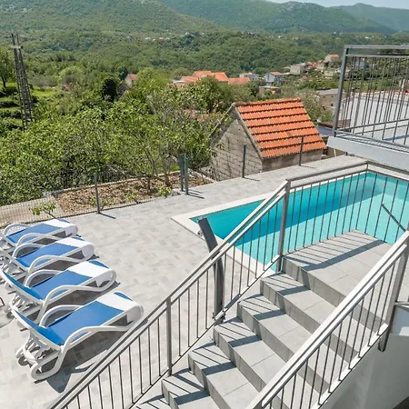 Vacation House With The Pool Near River Cetina 别墅 *