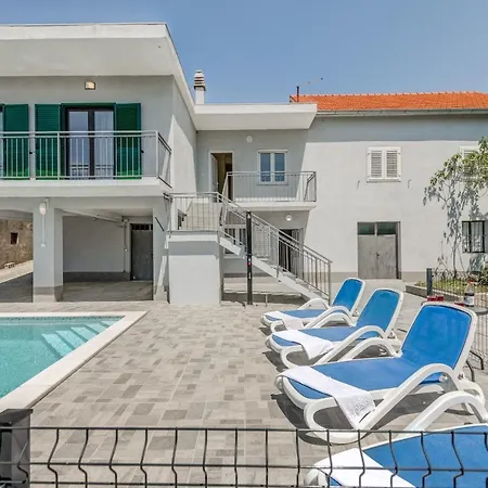 Vacation House With The Pool Near River Cetina