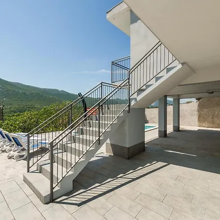 Vacation House With The Pool Near River Cetina 别墅 *